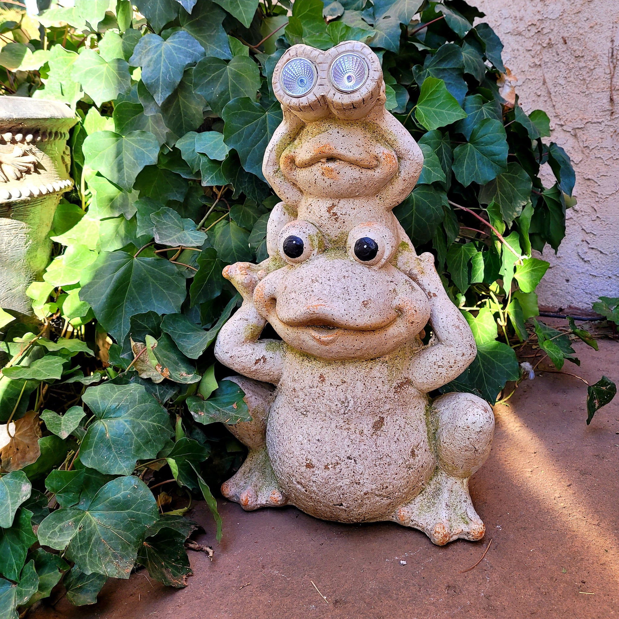 Magnesium Mama and Baby Frog Solar Light Garden Statue - City